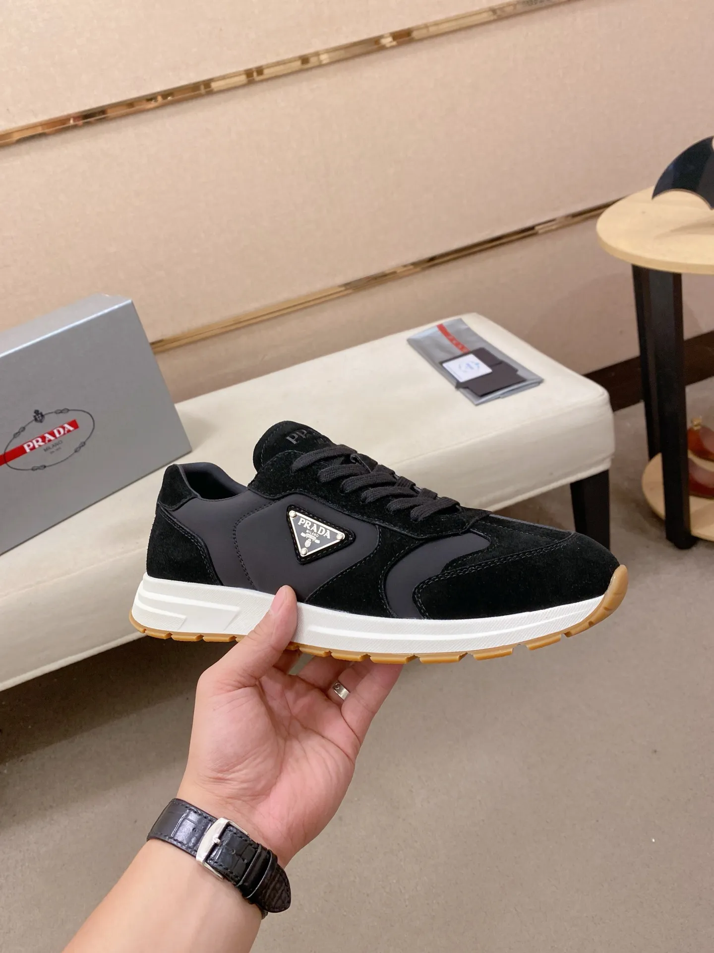 Men's Men's Shoes 💰 620💰 ✔️✔️✔️High version High-quality new PRADA (Prada) counters are launched simultaneously. The new men's shoes and 😘fabrics are selected from first-layer cowhide fabrics. Lining: Imported cowhide leather lining. 👍🏿High-end☄️Open-molded non-slip rubber outsole, exquisite lines, simple and elegant, comfortable and high-end for leisure travel. Code number: 38 to 45